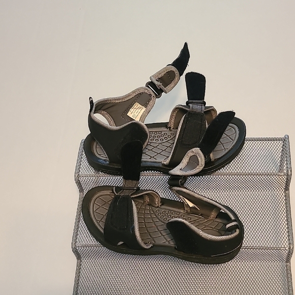 Kids Black and Gray Sandals Size 11/12 EUC Easy Open And Close Straps - Picture 7 of 10